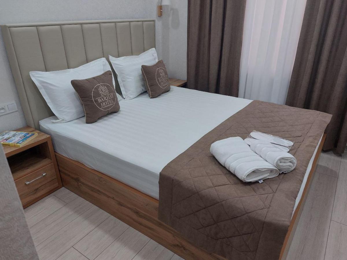 Barhat Hotel Tasken Kültér fotó