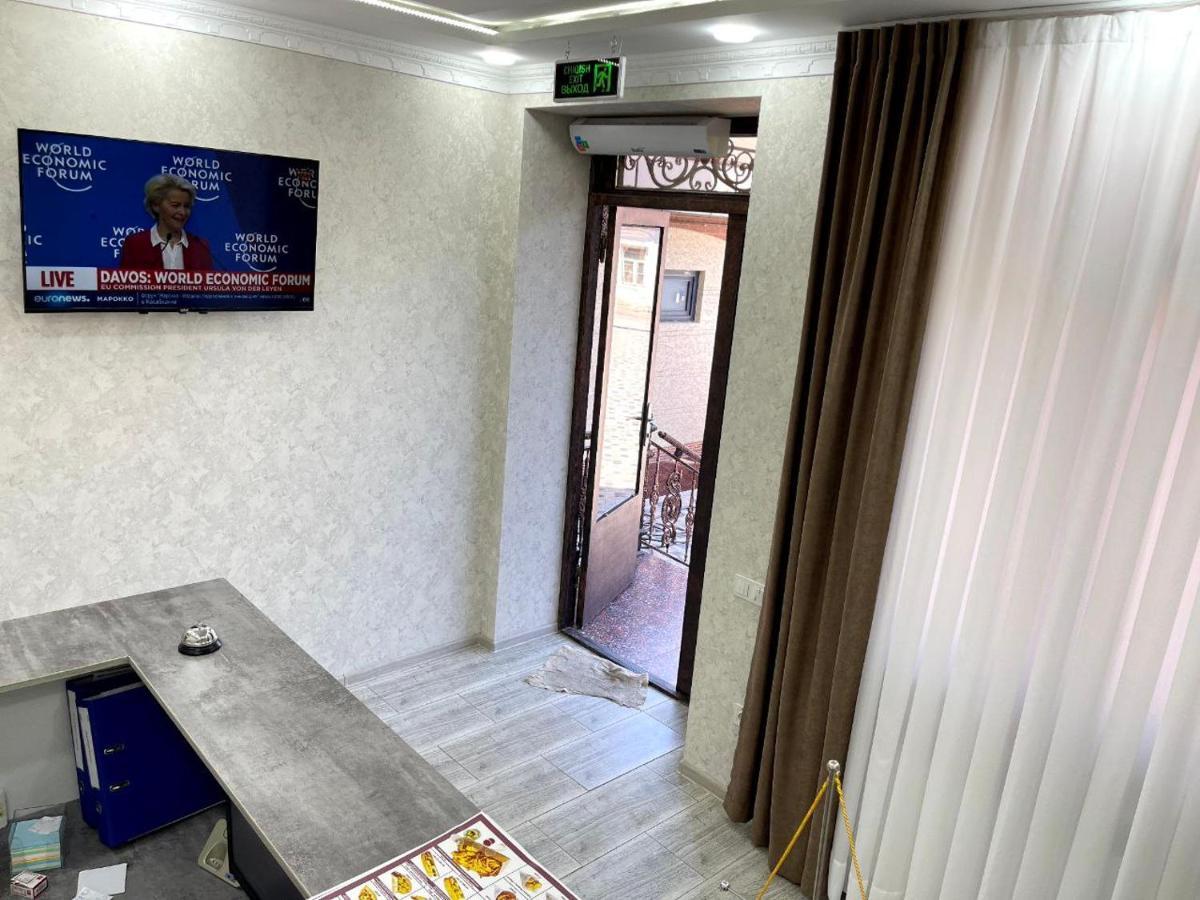 Barhat Hotel Tasken Kültér fotó
